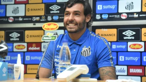 Ricardo Goulart recebe a camisa 10 no Santos (Foto: Divulgação)