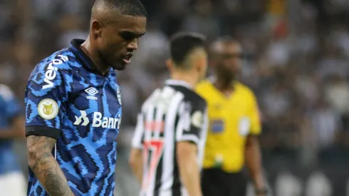 Douglas Costa não brilhou na segunda passagem pelo Grêmio