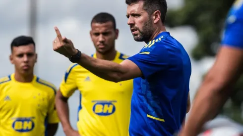 Paulo Pezzolano, técnico do Cruzeiro, não foi inscrito a tempo do início do Campeonato Mineiro