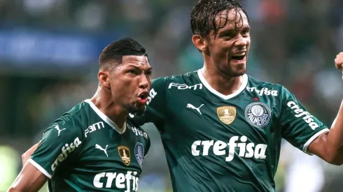 Rony e Scarpa comemoram um dos gols da vitória do Palmeiras (Foto: Marcello Zambrana/AGIF)