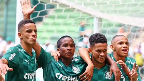 Jogadores do Palmeiras comemoram gol na decisão da Copinha (Foto: Marcello Zambrana/AGIF)