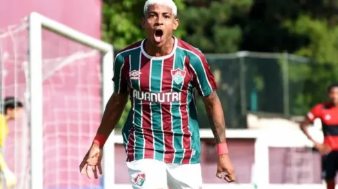 John Kennedy sofreu uma lesão no pé e desfalcará Fluminense