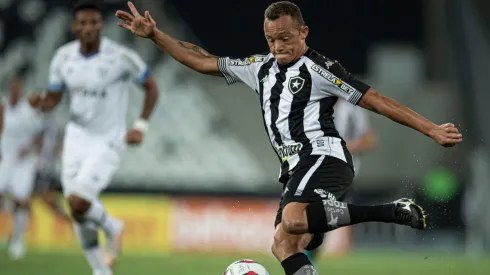 Carlinhos terá que passar por cirurgia após problema no joelho (Foto: Jorge Rodrigues/AGIF)