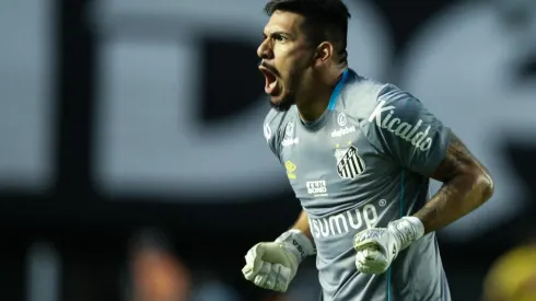 Brilhou outra vez a estrela de João Paulo, do Santos (Foto: Getty Images)