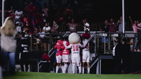 Marquinhos comemora com a torcida o gol marcado contra o Santo André (Foto: Ettore Chiereguini/AGIF)
