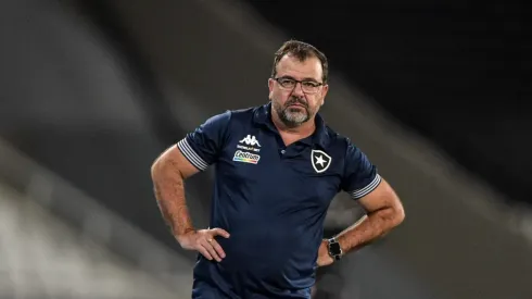 Enderson muda novamente o Botafogo (Foto: Thiago Ribeiro/AGIF)