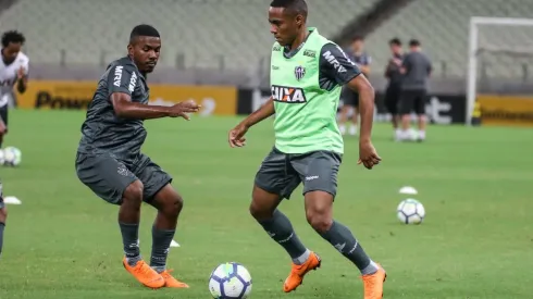 Marquinhos (esq) disputa bola com Elias