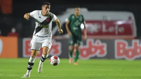 Matheus Barbosa foi o escolhido para a função de primeiro volante na ausência de Yuri (Foto: Thiago Ribeiro/AGIF)