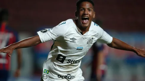 Ângelo comemora gol com a camisa do Santos (Foto: Getty Images)