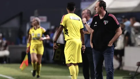 Rogério Ceni admite rendimento abaixo do São Paulo no duelo contra o Água Santa, mas exalta liderança (Foto: Ettore Chiereguini/AGIF)