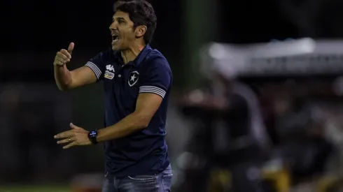 Lucio Flavio mostrou insatisfações após derrota elástica do Botafogo para a Portuguesa ( Foto: Thiago Ribeiro/AGIF)
