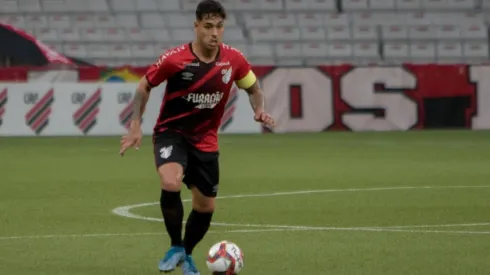 Lucas Halter lamenta primeiro revés do Athletico no Campeonato Paranaense (Foto: Robson Mafra/AGIF)