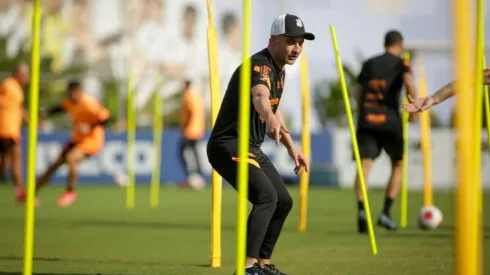 Vítor Pereira em seu primeiro treinamento no Corinthians