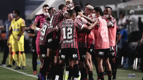 Jogadores do São Paulo comemoram gol (Foto: Ettore Chiereguini/AGIF)