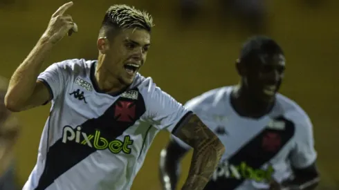 Gabriel Pec, Ulisses e Figueiredo assinam novo vínculo com o Vasco (Foto: Thiago Ribeiro/AGIF)