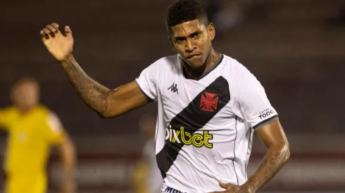 Raniel marcou o gol que tirou o Vasco do sufoco contra a Ferroviária (Foto: Diogo Reis/AGIF)