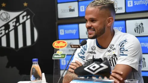 Auro foi apresentado oficialmente como jogador do Santos (Foto: Divulgação/Santos)