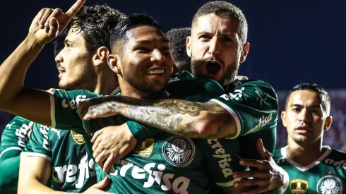 Rony comemora com os companheiros o gol marcado diante do São Paulo (Foto: Marcello Zambrana/AGIF)