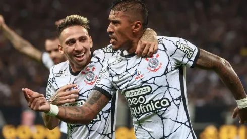 Paulinho comemora o gol marcado diante da Ponte Preta (Foto: Marcello Zambrana/AGIF)