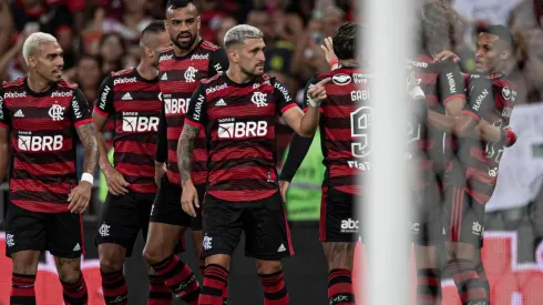Jogadores do Flamengo comemoram gol (Foto: Jorge Rodrigues/AGIF)