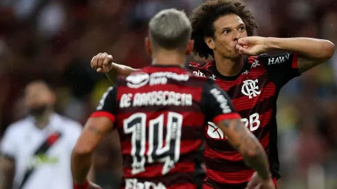 Willian Arão comemora com De Arrascaeta o gol marcado contra o Vasco (Foto: Getty Images)