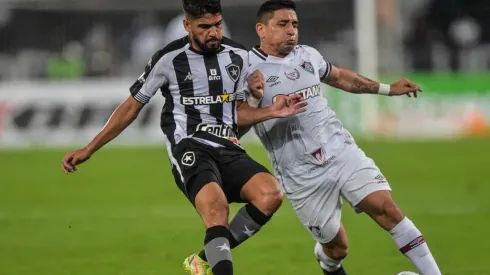 Pineida teve que ser levado para um hospital após levar pancada na cabeça (Foto: Thiago Ribeiro/AGIF)