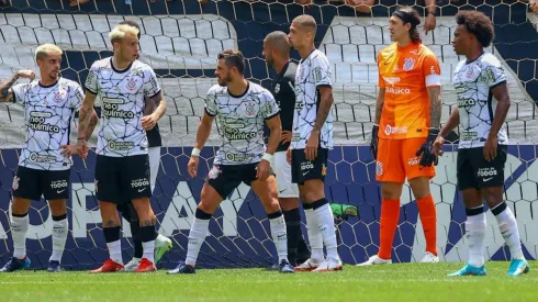 Jogadores do Corinthians, em campo pelo Paulistão (Foto: Marcello Zambrana/AGIF)