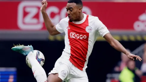 Gravenberch, em campo pelo Ajax (Foto: Getty Images)