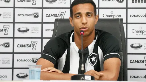 Victor Sá é apresentado oficialmente no Botafogo (Foto: Vitor Silva/Botafogo)