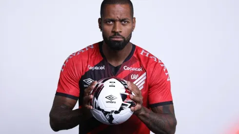 Dedé é anunciado oficialmente como novo reforço do Athletico (Foto: Fabio Wosniak/athletico.com.br)