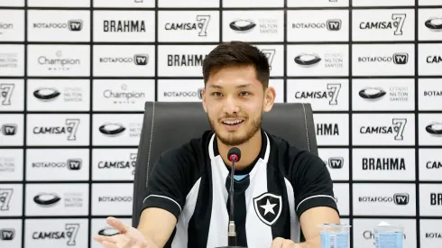 Oyama volta ao Botafogo e é apresentado oficialmente (Foto: Vitor Silva/Botafogo)