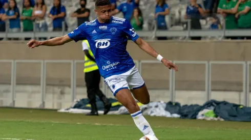 Rafael Santos renova com o Cruzeiro até 2024 (Foto: Alessandra Torres/AGIF)