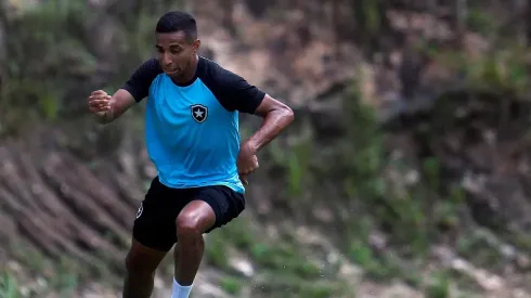 Victor Sá se anima com estreia com casa cheia no Brasileirão (Foto: Vitor Silva/Botafogo)