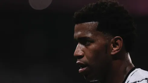 Gil também vira alvo da torcida do Corinthians (Foto: Ettore Chiereguini/AGIF)