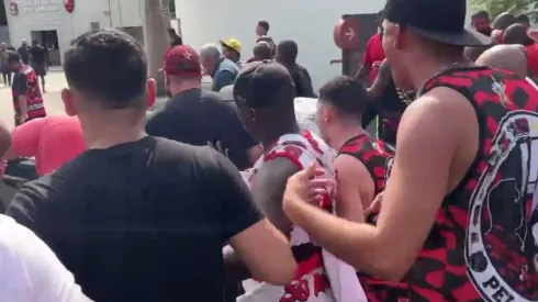 Torcida do Flamengo em protesto no Ninho do Urubu (Foto: Reprodução / Twitter)