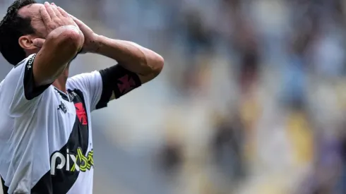 Nenê tomada chamada de Jorge Salgado após atitude descontrolada por ter sido substituído (Foto: Thiago Ribeiro/AGIF)