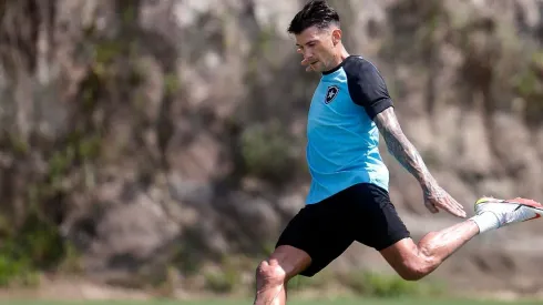 Cuesta já treina com o elenco do Botafogo (Foto: Vitor Silva/Botafogo)