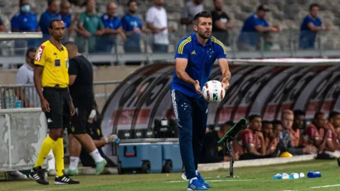 Paulo Pezzolano falou sobre força do grupo do Cruzeiro (Foto: Alessandra Torres/AGIF)