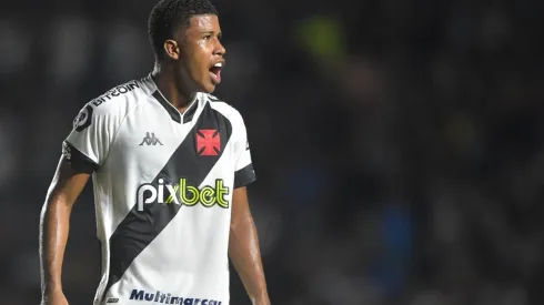 Andrey Santos fez sua estreia como titular no profissional do Vasco (Foto: Thiago Ribeiro/AGIF)