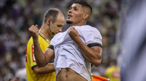 Erison fala sobre sua trajetória (Foto: Lucas Emanuel/AGIF)