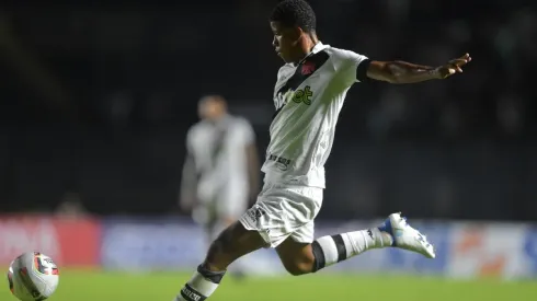 Andrey Santos revela que está próximo de acerta renovação com o Vasco (Foto: Thiago Ribeiro/AGIF)