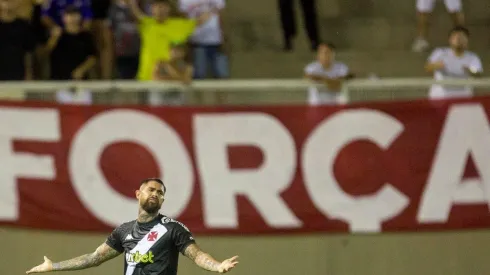 Setor defensivo do Vasco tem atuação ruim no duelo contra o Tombense (Foto: Daniel RAMALHO/CRVG)