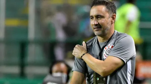 Vítor Pereira lamenta não ter saído com a vitória contra o Deportivo Cali, da Colômbia (Foto: Vizzor Imagem/AGIF)