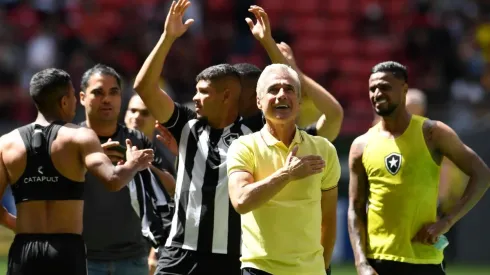 Luís Castro celebra vitória do Botafogo sobre o Flamengo (Foto: Mateus Bonomi/AGIF)