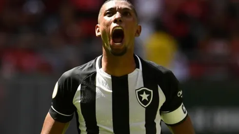 Kanu acerta renovação com o Botafogo até o fim de 2025 (Foto: Mateus Bonomi/AGIF)