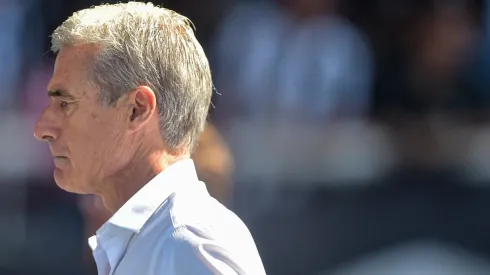 Luís Castro poderá promover estreia de lateral finlandês, mas perde quatro titulares para duelo contra o Ceilândia (Foto: Thiago Ribeiro/AGIF)