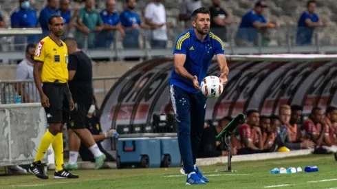 Paulo Pezzolano exalta equipe após classificação para as oitavas da Copa do Brasil nos pênaltis (Foto: Alessandra Torres/AGIF)