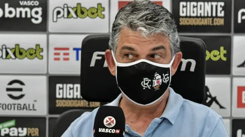 Carlos Brazil fala sobre negociações para renovação de contrato do volante Andrey Santos (Foto: Thiago Ribeiro/AGIF)