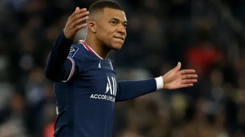 Kylian Mbappé está dividido entre PSG e Real Madrid