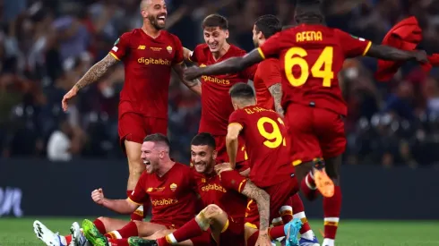 Jogadores da Roma comemoram o título da Conference League (Foto: Getty Images)